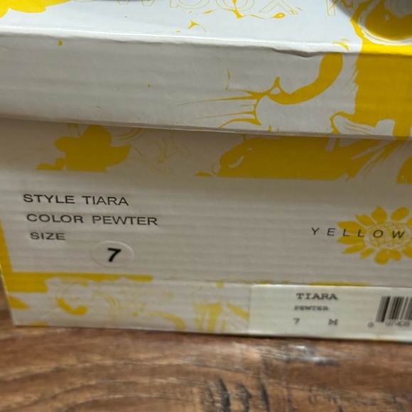 Yellow Box Women's Black and Gold Sandals New - Picture 6 of 8